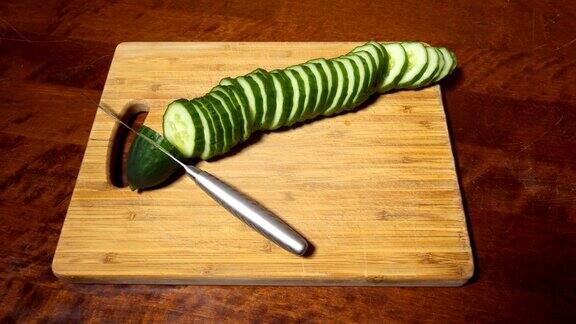 切黄瓜在木砧板上切碎的蔬菜的特写定格动画