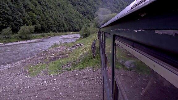 古老的蒸汽火车穿过群山