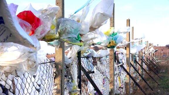 垃圾填埋场的一堆家用塑料袋