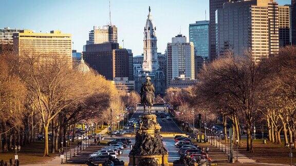 美国费城华盛顿纪念碑喷泉、本杰明·富兰克林公园大道和费城市政厅地标交通车辆和拥挤的行人