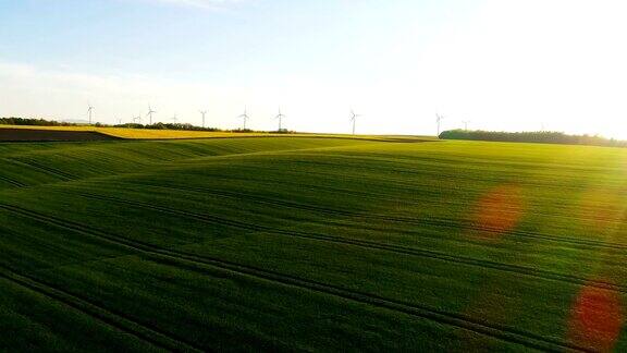 背景是美丽的乡村、农田和风力涡轮机