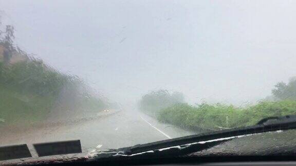 在恶劣的下雨条件下的驾驶员视角