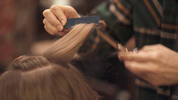 理发师使用梳子和剪刀理发