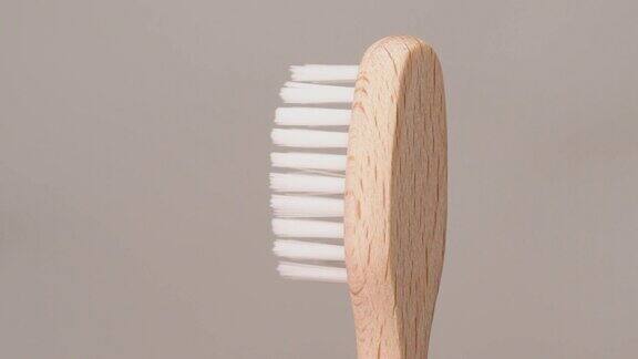 有机牙科护理-由木头和竹子制成的牙刷