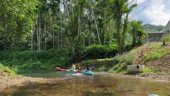 游客在森林河上划皮艇