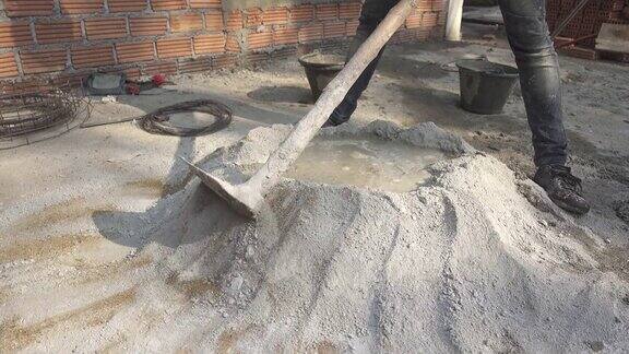 水泥工正在搅拌砂浆