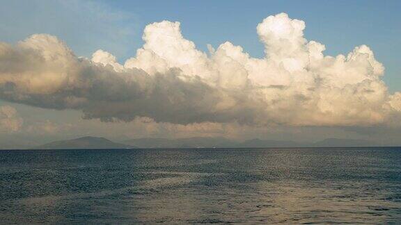 地中海平静海面上美丽的云彩4k