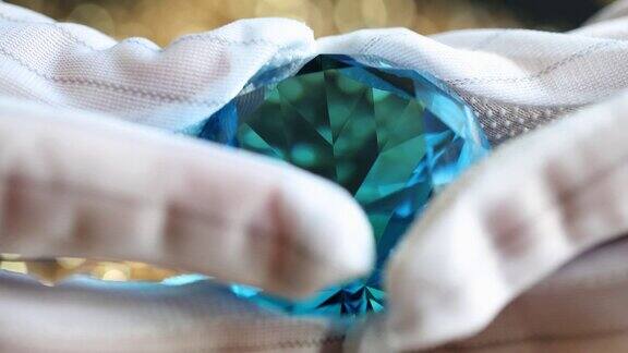 珠宝商手持切割和抛光的蓝色钻石