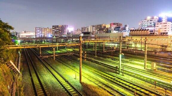 黄昏时分东京市中心的火车站交通繁忙