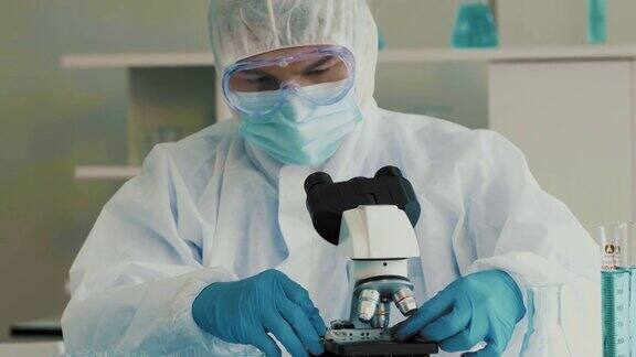 科学家们使用显微镜