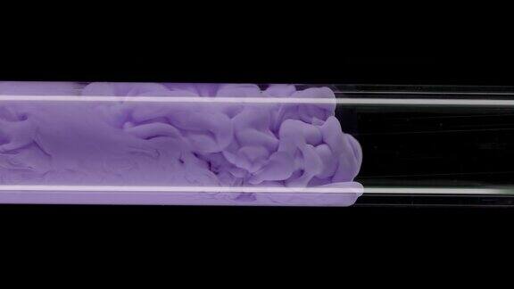 大量紫色墨水在试管内流动试管内充满了水
