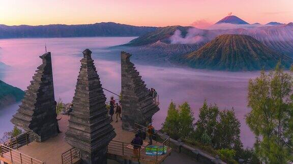 视频4k超延时从Seruni点日出美丽的Bromo山在印度尼西亚爪哇帖木儿KabupatenProbolinggo的黄昏时分Bromo山的时间变化
