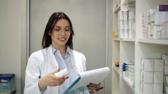 女性化学家在药房工作时做笔记
