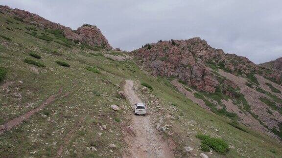 越野车越过峡谷的山路