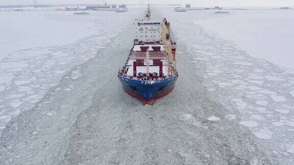 货船通过冰封航道观察船首