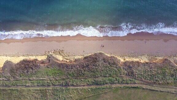西湾砂岩悬崖俯瞰大海在英国