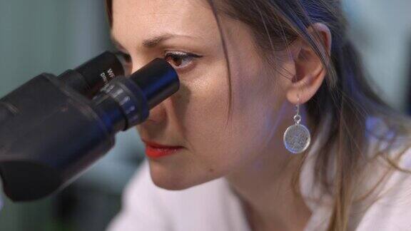 在科学研究中使用显微镜的女性微生物学家