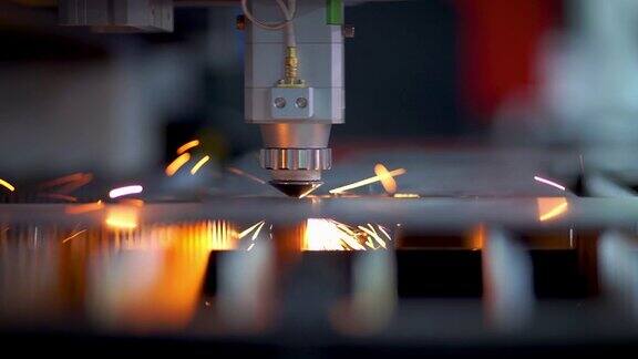 高精度数控激光切割金属板材在工厂闪闪发光
