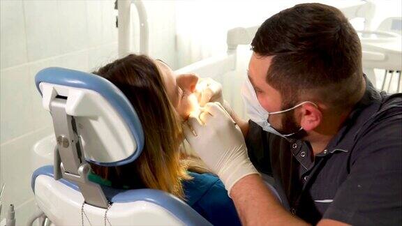 牙医正在检查女病人