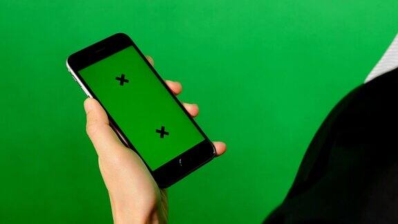 绿色背景上的空白绿色屏幕手机
