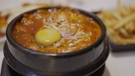 泡菜汤是韩国的国菜在火锅中加入蔬菜、肉、蛋、豆腐