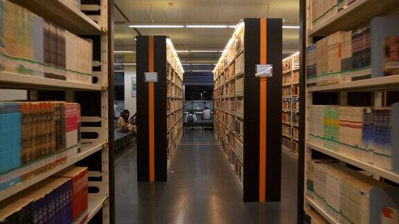 广州市立图书馆阅览厅书架慢行观