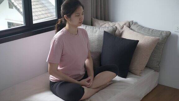 亚洲女子练习冥想