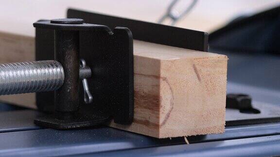 把木头锁在圆锯上然后切割
