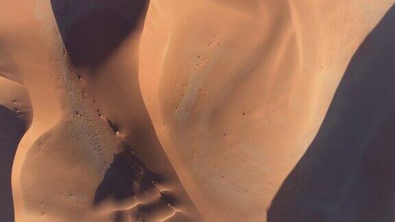 纳米布沙漠中一个巨大沙丘的高空鸟瞰图