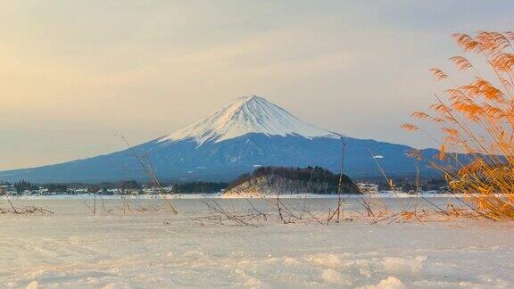 4k时间间隔日出富士山与川口湖冰封冬季日本