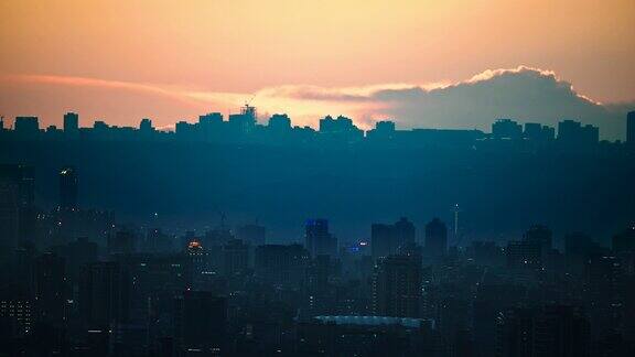 城市黄昏交响曲:阳光、移动的云和城市景观