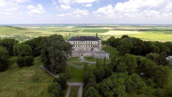4k乌克兰利沃夫地区皮霍洛德斯基城堡鸟瞰图