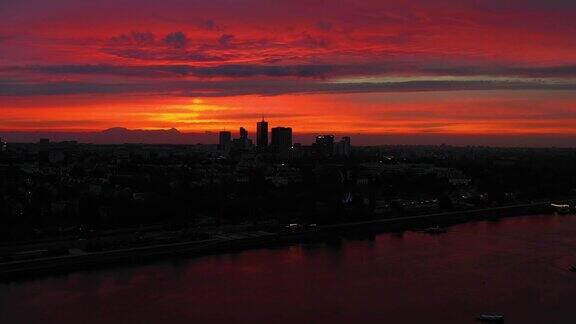 波兰华沙美丽的日落城市鸟瞰图秋天的傍晚城市上空的红色日落令人惊叹河中的天空倒影