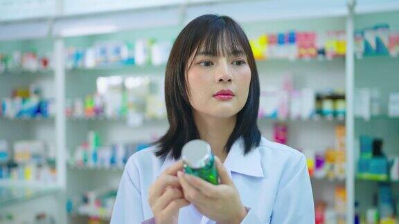 在药店工作的年轻亚洲女药剂师
