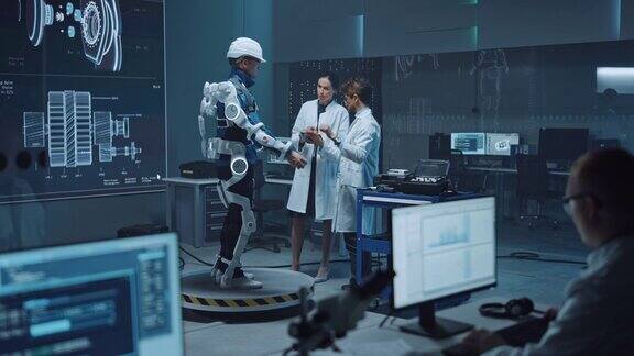 在机器人开发实验室:工程师和科学家工作的仿生学外骨骼原型与人测试它设计可穿戴Exosuit来帮助残疾人繁重的劳动工人