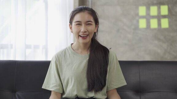 一名亚洲女性在办公室使用视频会议技术与国外同事视频聊天的观点通过社交距离4k视频聊天