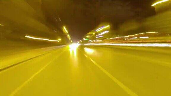 雅典一个繁忙高速公路上的4K全延时(超延时)在夜间从很低的角度快速行驶