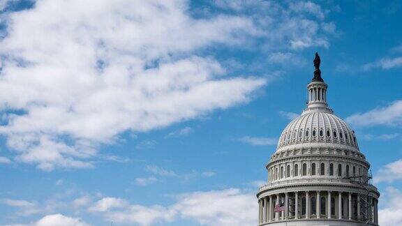 延时拍摄美国国会穹顶和多云的天空