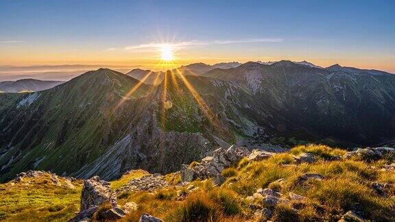 美丽的日出在雄伟的阿尔卑斯山在欧洲夏天的早晨时间流逝令人叹为观止的自然奇观