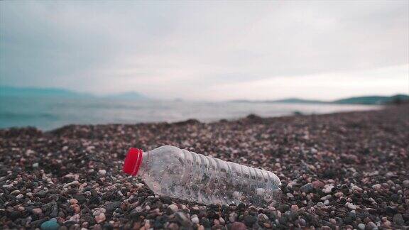 在海滩上收集垃圾塑料瓶志愿者致力于全球变暖生态