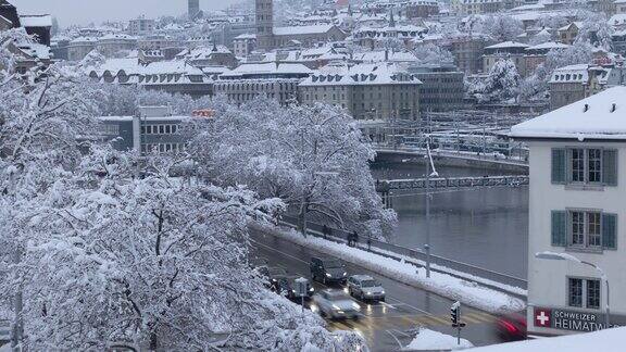 城市冬季的交通状况城市被新雪覆盖Bahnhofquai苏黎世中央