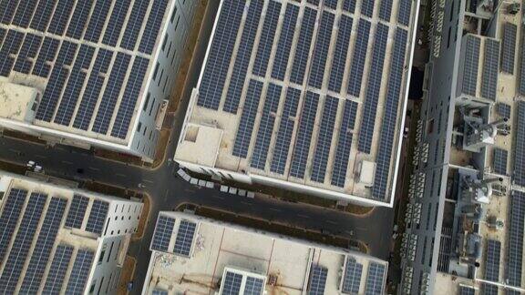 大量的太阳能电池板俯瞰着工厂的屋顶