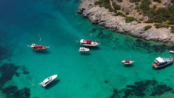 空中地中海景观与帆船游艇蓝绿色的海水和海湾海岸线