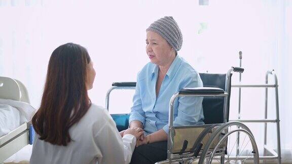 戴头巾的癌症患者妇女在接受化疗后到医院咨询和拜访医生