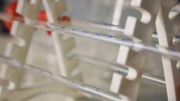 实验室研究带填料的移液器架水平放置移液器