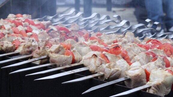 街头美食城市日烧烤猪肉鸡肉甜玉米蔬菜土豆海鲜虾和贻贝男人做饭