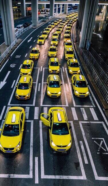 机场出口黄色出租车在夜间排队