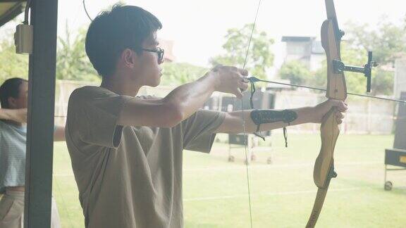 东南亚男子在玩射箭