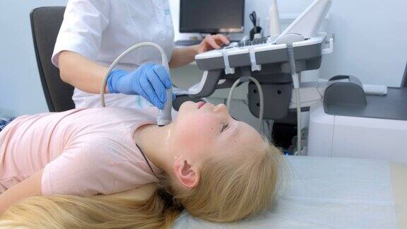 医生正在用超声波扫描仪检查患者女童甲状腺