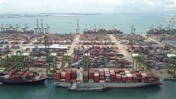 4k鸟瞰图的工业港口与集装箱船
